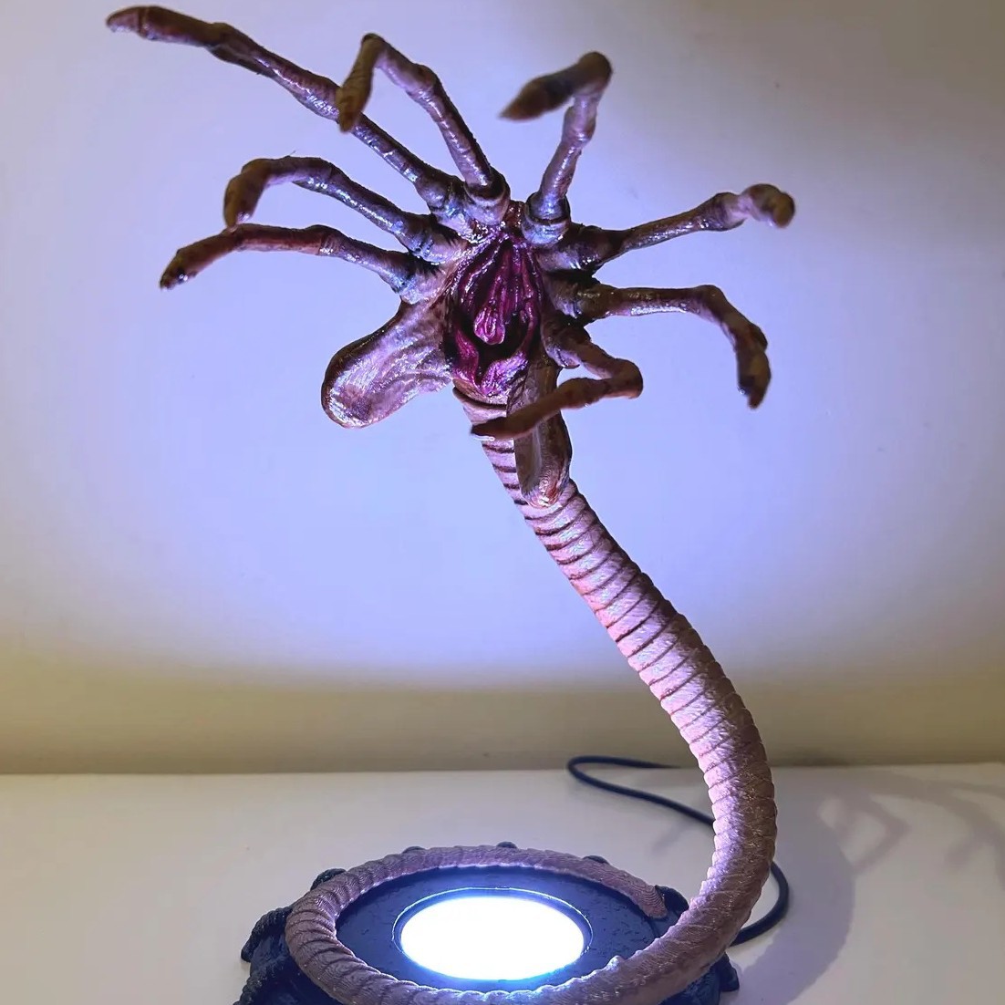 Alien Facehugger Lamp Nightlig - Home Decor Inspo avis et prix